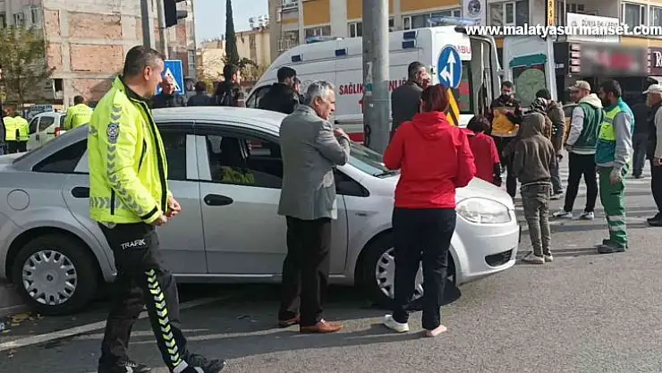 Hafif ticari araç ile otomobil çarpıştı: 3 yaralı