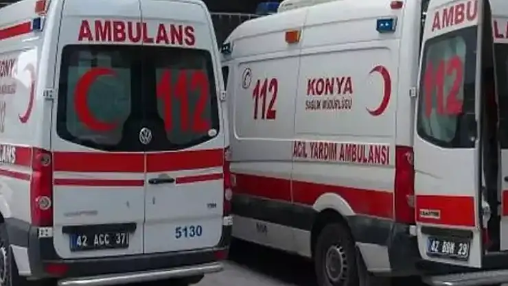 Hafif ticari araç ile otomobil çarpıştı 2 ölü 1 yaralı