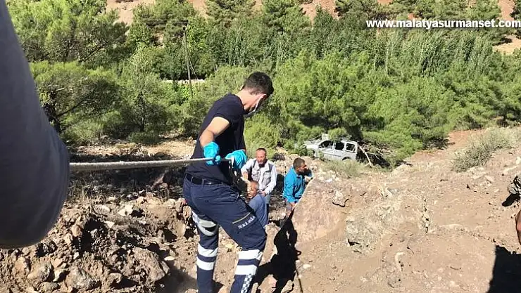 Hafif ticari araç şarampole devrildi