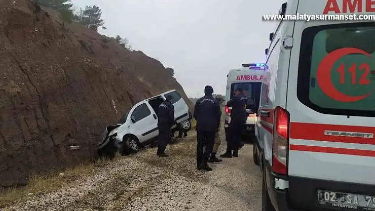 Hafif ticari araç şarampole devrildi:  3 yaralı