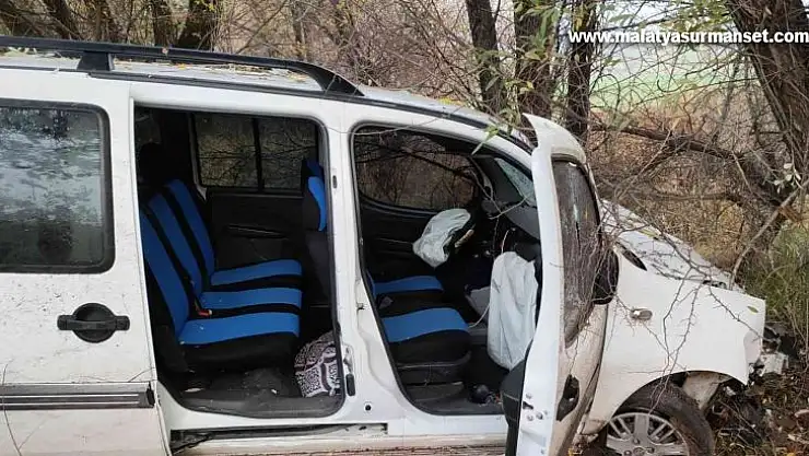 Hafif ticari araç şarampole yuvarlandı