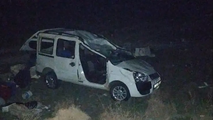 Hafif ticari araç takla attı 1 ölü 4 yaralı