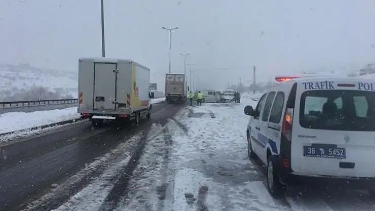 Hafif ticari araç, tıra çarptı: 3 yaralı