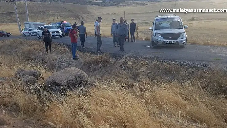 Hafif ticari araç yoldan çıktı: 2 yaralı