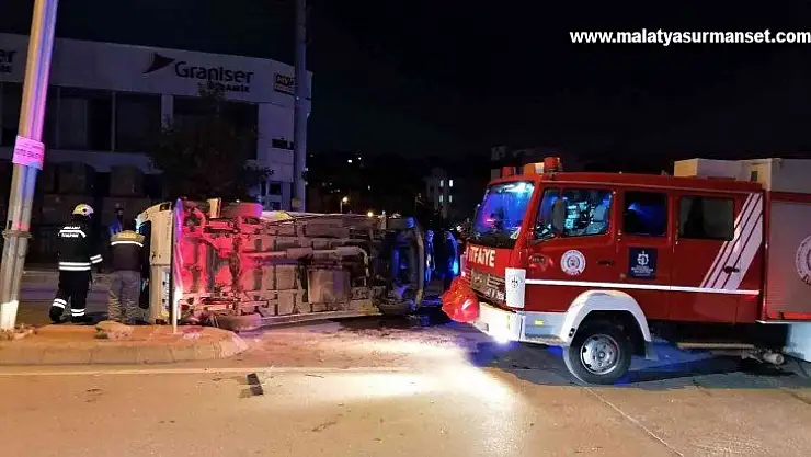 Hafif ticari araçla çarpışan minibüs devrildi: 6 yaralı