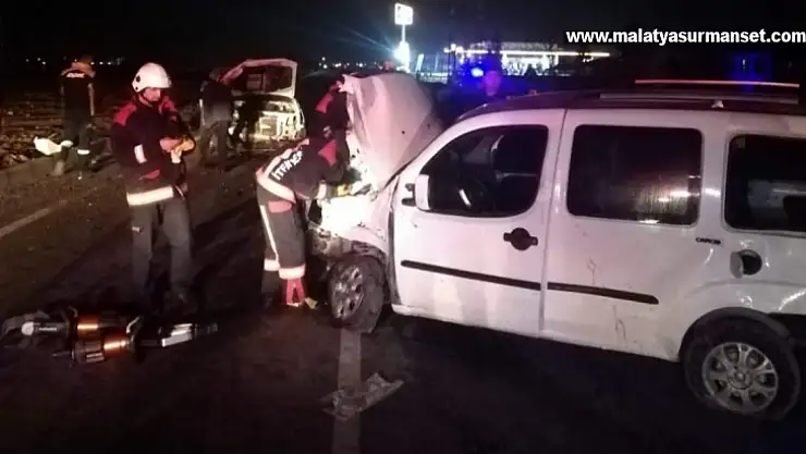 Hafif ticari araçla pikap çarpıştı: 2 yaralı