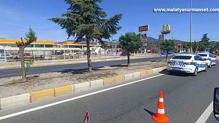 Hafriyat kamyonu çarptığı otomobili metrelerce sürükledi, o anlar kameraya yansıdı