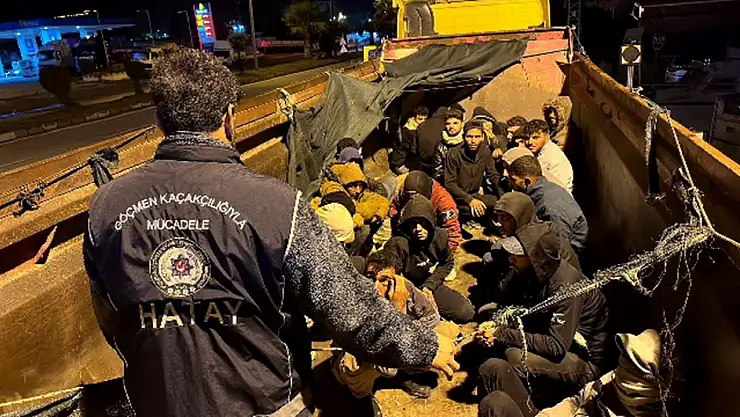 Hafriyat kamyonu kasasından moloz yerine göçmen çıktı