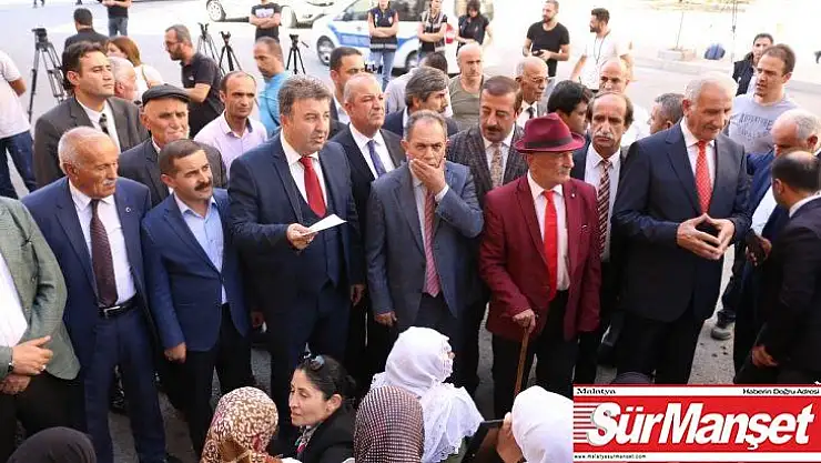 Hakkari'deki aşiret liderleri ve kanaat önderlerinden HDP önündeki ailelere destek ziyareti