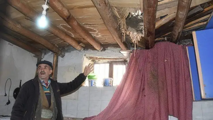 Hakkari'de toprak damlı evde göçük