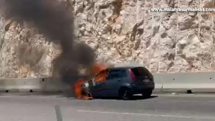 Hareket halindeki otomobil alev topuna döndü