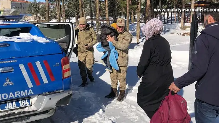 Hasta çocuğun yardımına jandarma yetişti