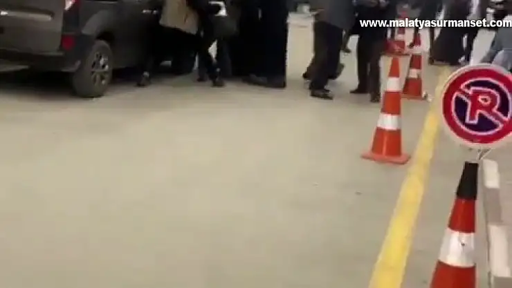 Hastane acilinde bıçaklı kavga kamerada