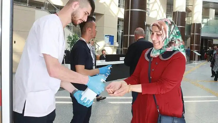 Hastanede korona virüsüne karşı dezenfektanlı önlem