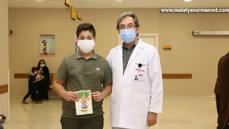 Hastanedeki çocuklara masal kitabı dağıtıldı