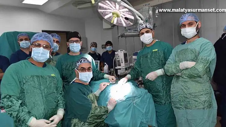 Hastaneden sahaya inen başhekim şifa dağıtıyor