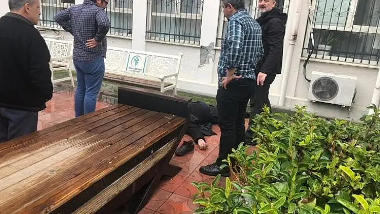 Hastanenin camından atladı