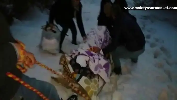 Hastayı tahta kızak ile ambulansa ulaştırdılar