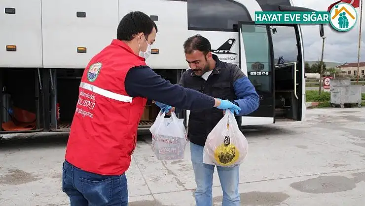 Hatay'a giderken yolda kalan otobüs şoförünün yardımına belediye koştu