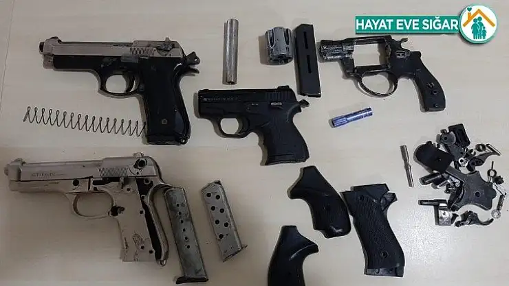 Hatay'da durdurulan araçtan 3 adet ruhsatsız tabanca ele geçirildi