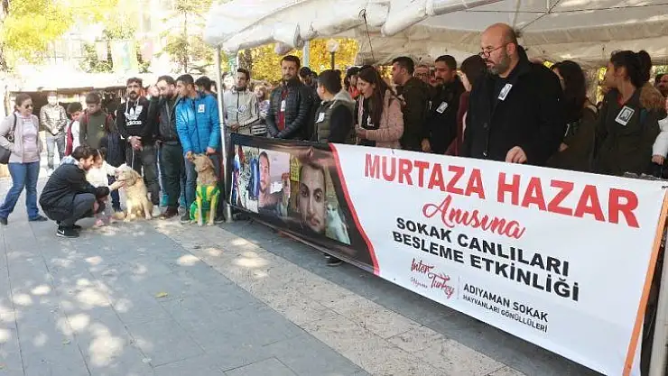 Hayatını kaybeden hayvan sever Murtaza'nın anısına mama dağıtıldı