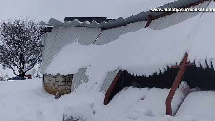 Hayvan çiftliğinin çatısı çöktü