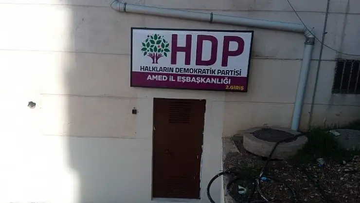 HDP'lilerin arka kapıya tabela asmasına evlat nöbetindeki ailelerden tepki