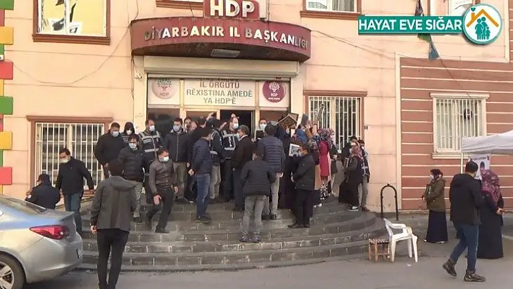 HDP önünde ailelerin yüzüne tükürülmesi iddiası gerginlik oluşturdu