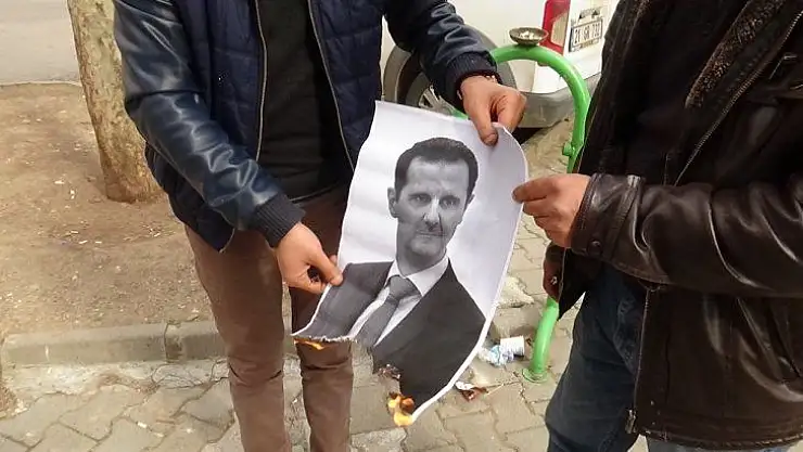 HDP önünde evlat nöbeti tutan aileler Esad'ın fotoğrafını ateşe verdi