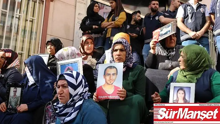 HDP önündeki aileler, Türkiye'nin Barış Pınarı Harekatındaki başarısını değerlendirdi