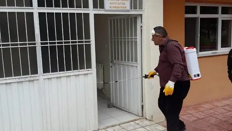 Hekimhan'da vatandaşların yoğun kullandığı yerler ilaçlanıyor