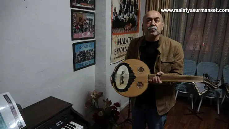 Hem çalıyor hem söylüyor hem öğretiyor