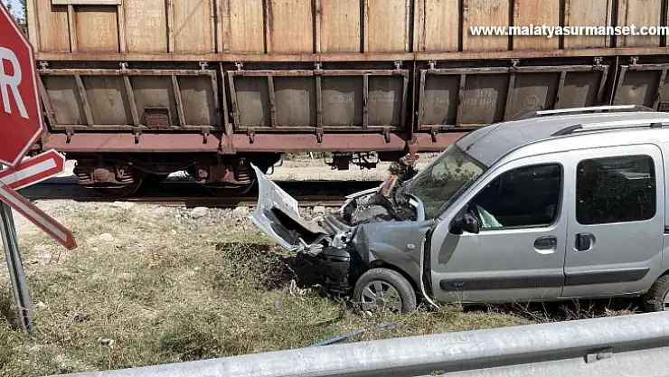 Hemzemin geçitte tren araca çarptı, sürücü yara almadan kurtuldu