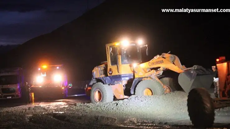 Heyelan nedeniyle kapanan Erzincan- Sivas kara yolu ulaşıma açıldı