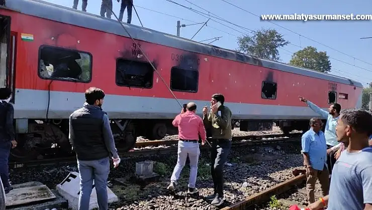 Hindistan'da 22 vagonlu trende yangın
