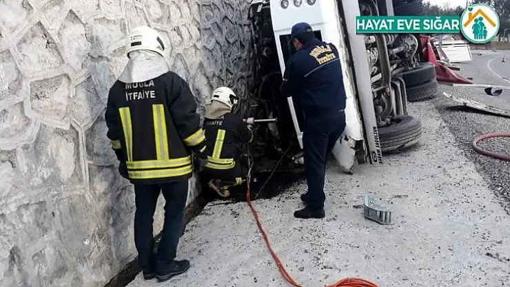 Hırdavat yüklü kamyonet devrildi: 1 ölü