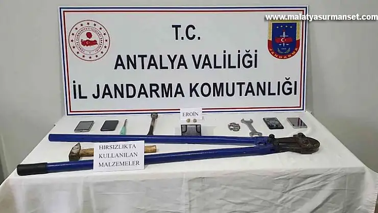 Hırsızlıktan aranan şahıslar üzerlerinde uyuşturucuyla yakalandı