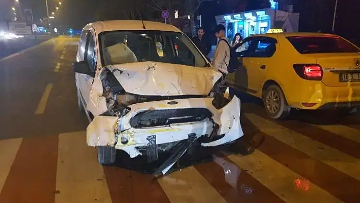 Hızını alamayan kamyonet ticari taksiye çarptı...