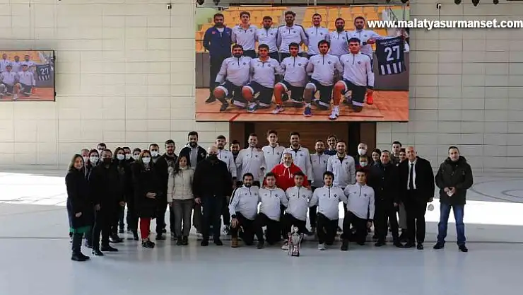HKÜ'lü basketbolcuların şampiyonluk gururu