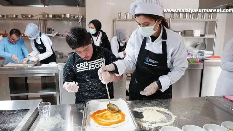 HKÜ'nün şef adayları 'Özel Şefler' ile pizza yaptı