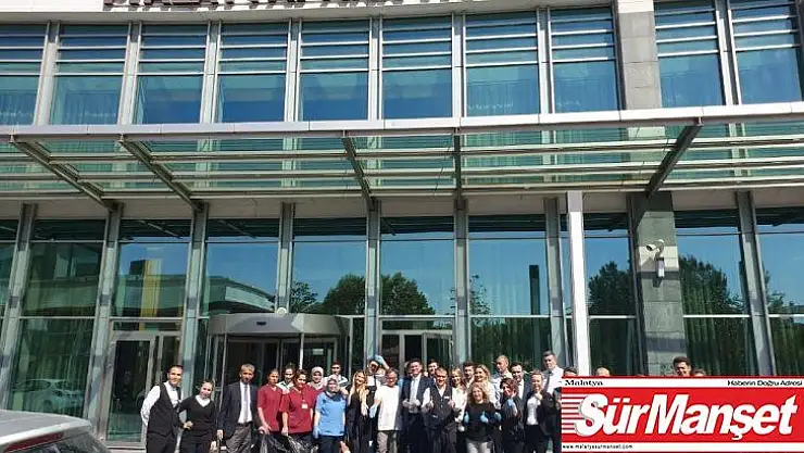 Hotel çalışanları sokağı temizledi