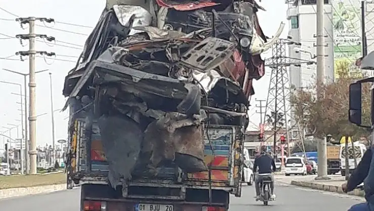 Hurda araç taşıyan kamyon trafikte tehlike saçtı