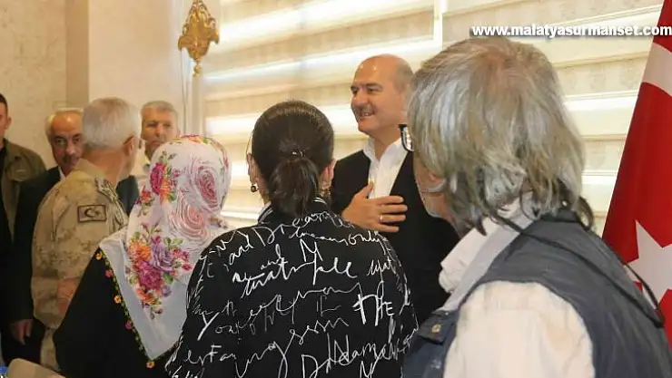 İçişleri Bakanı Soylu, Diyarbakır'da evlat nöbeti tutan ailelerle bir araya geldi