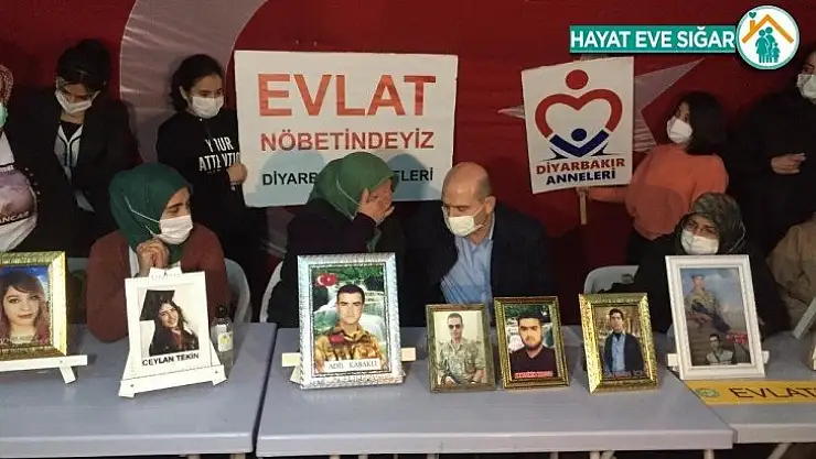 İçişleri Bakanı Soylu, HDP önünde evlatlarının yolunu gözleyen alilerle buluştu