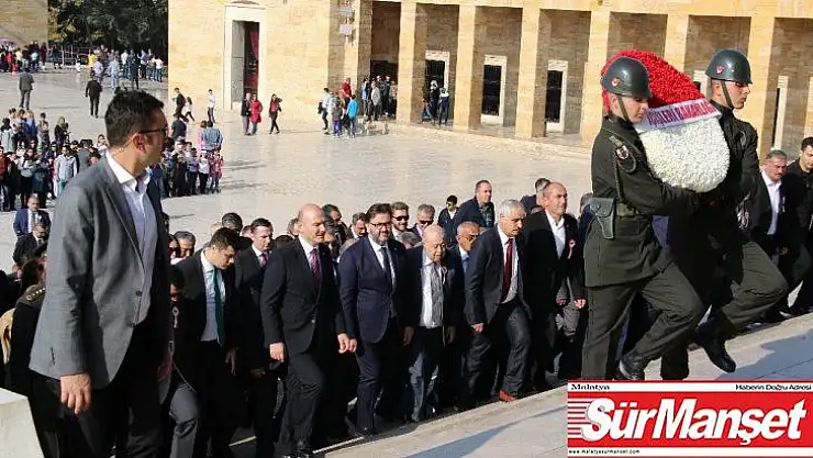 İçişleri Bakanı Soylu, muhtarlarla birlikte Anıtkabir'i ziyaret etti