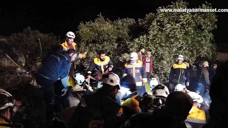 İdilb'de iki katlı binanın çökmesi sonucu 4 kişi enkaz altında kaldı