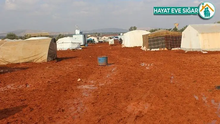 İdlib'de mülteci kampındaki çocuklar zor şartlar altında yaşıyor