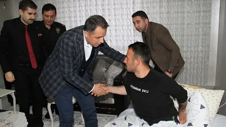 İdlib'de yaralanan gaziye ziyaret