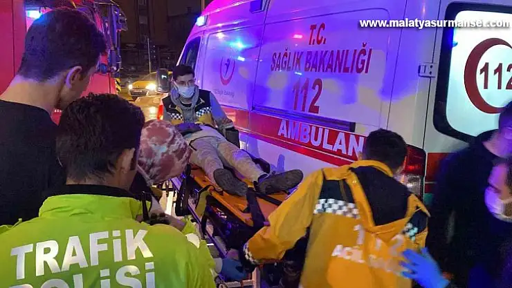 İETT otobüsü park halinde bulunan araca çarptı: 2 yaralı