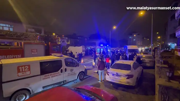Minibüs ile kamyonet çarpıştı: 13 yaralı